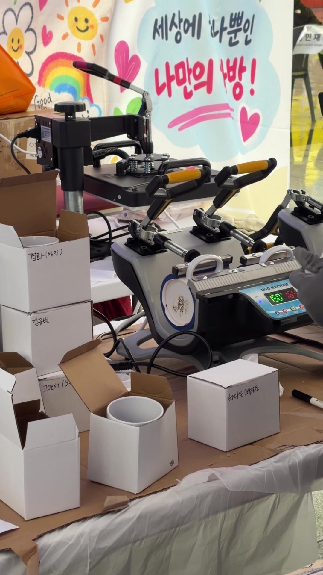 Mug press machines producing custom ceramic mugs