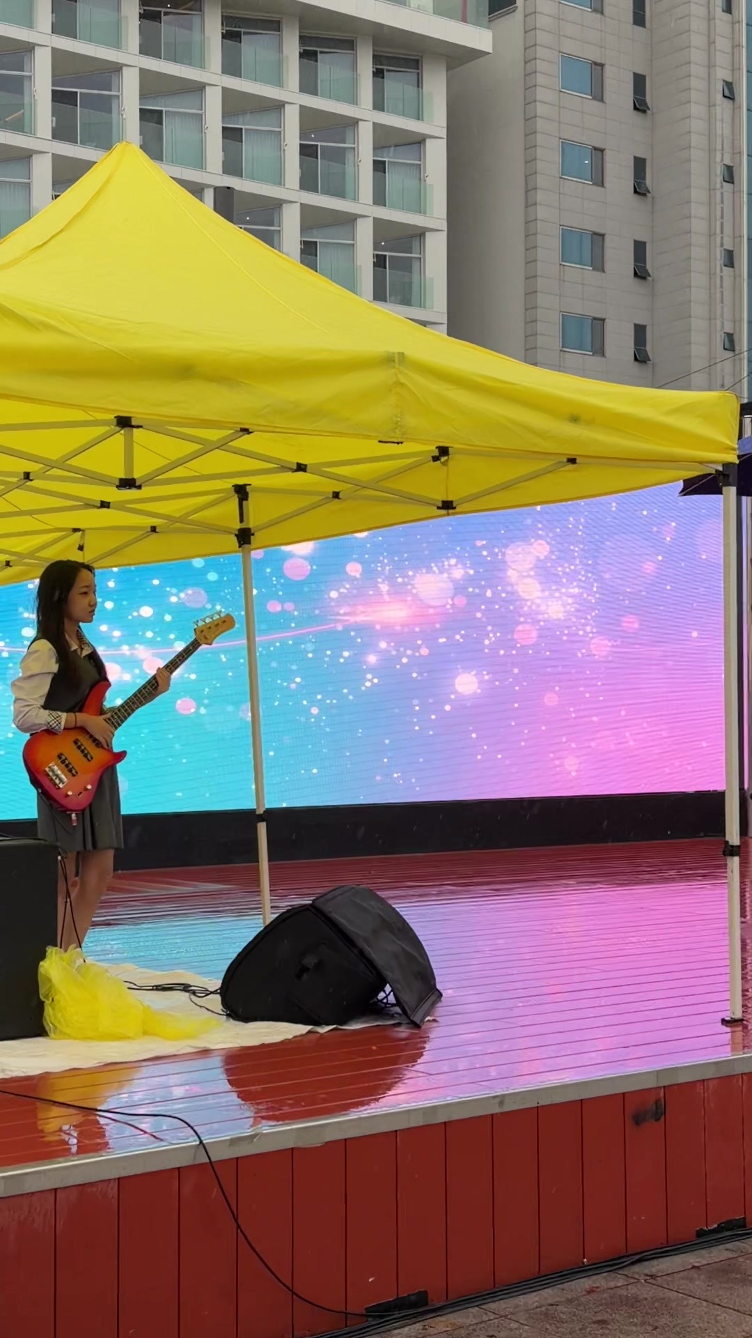 Hadang Middle School student band performing in the rain